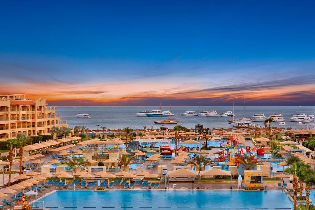 Hurghada to Giza Pyramids & Grand Egyptian Museum Tour
